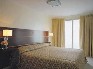 Palmleaf Slim Hotel